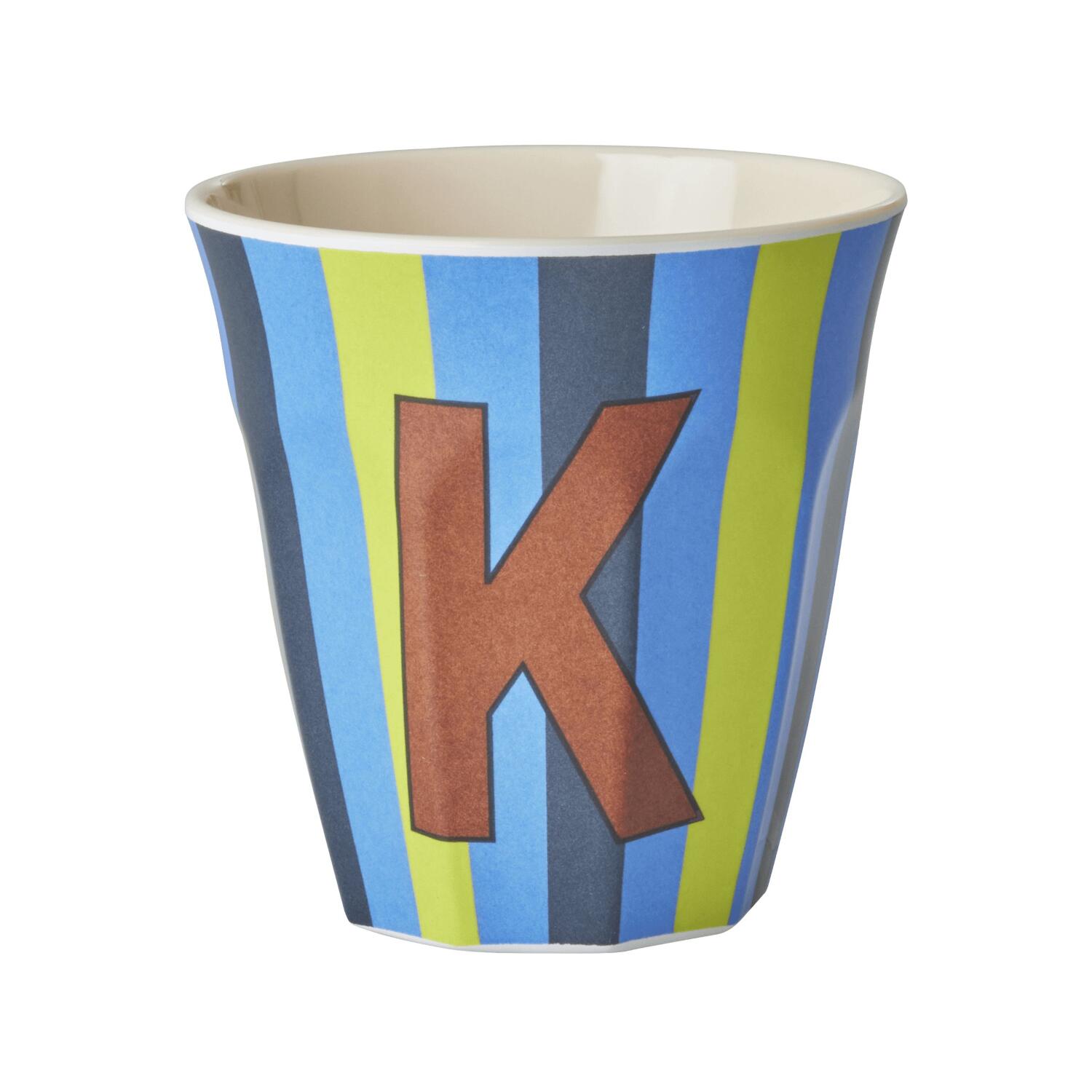 Melamin Becher mit Streifen "Buchstabe K" - Medium (Blau/Hellblau/Gelb)