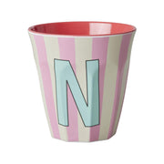 Melamin Becher mit Streifen "Buchstabe N" - Medium (Creme/Rosa)