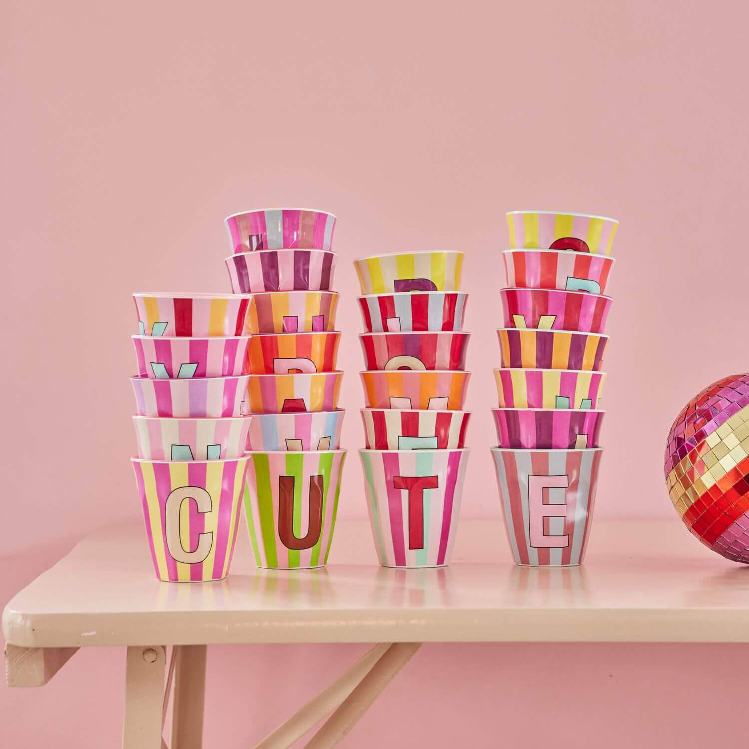 Melamin Becher mit Streifen "Buchstabe M" - Medium (Rosa/Orange)