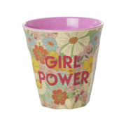 Melaminbecher mit „Girl Power“-Schriftzug und buntem Blumenmotiv, lila Rand