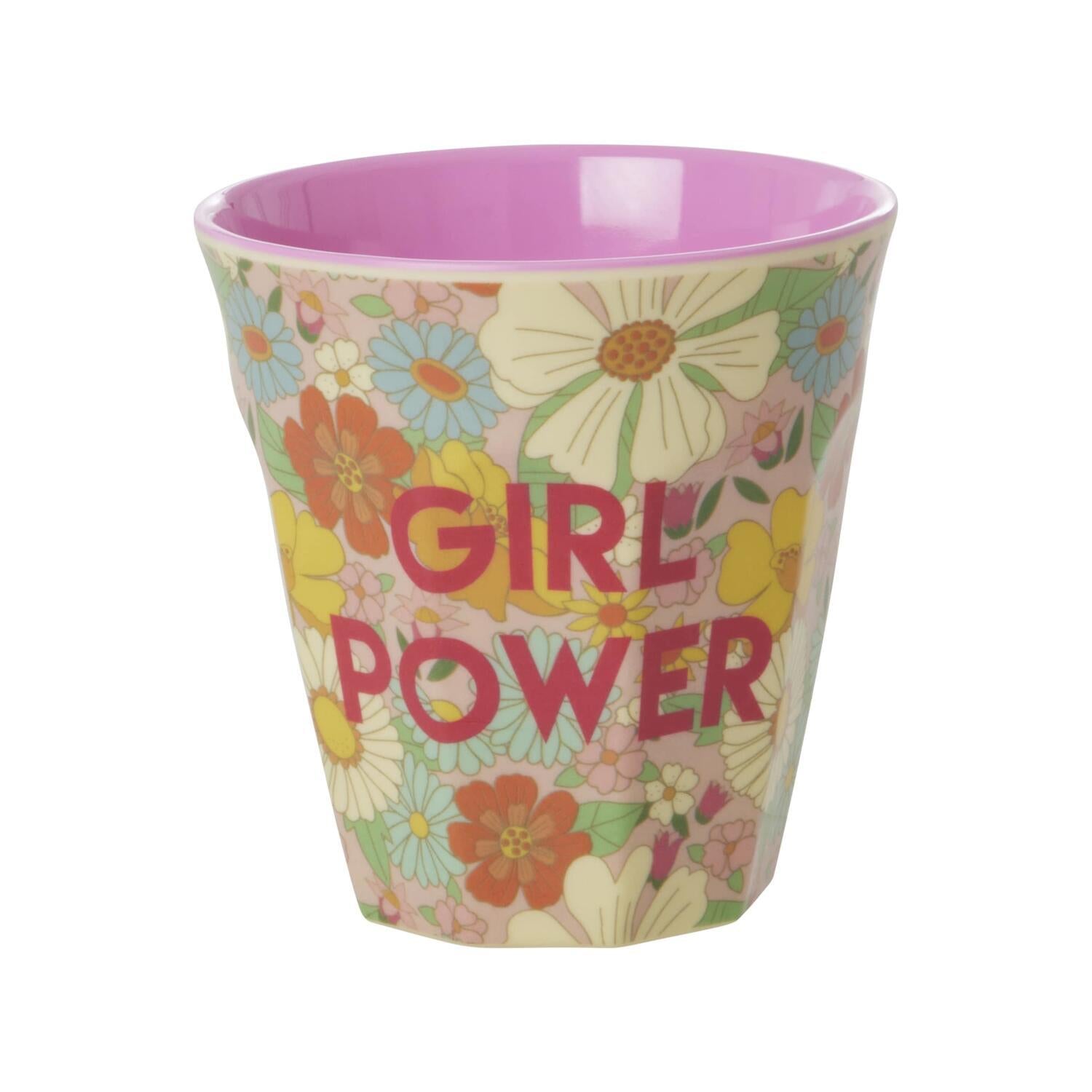 Melaminbecher mit „Girl Power“-Schriftzug und buntem Blumenmotiv, lila Rand