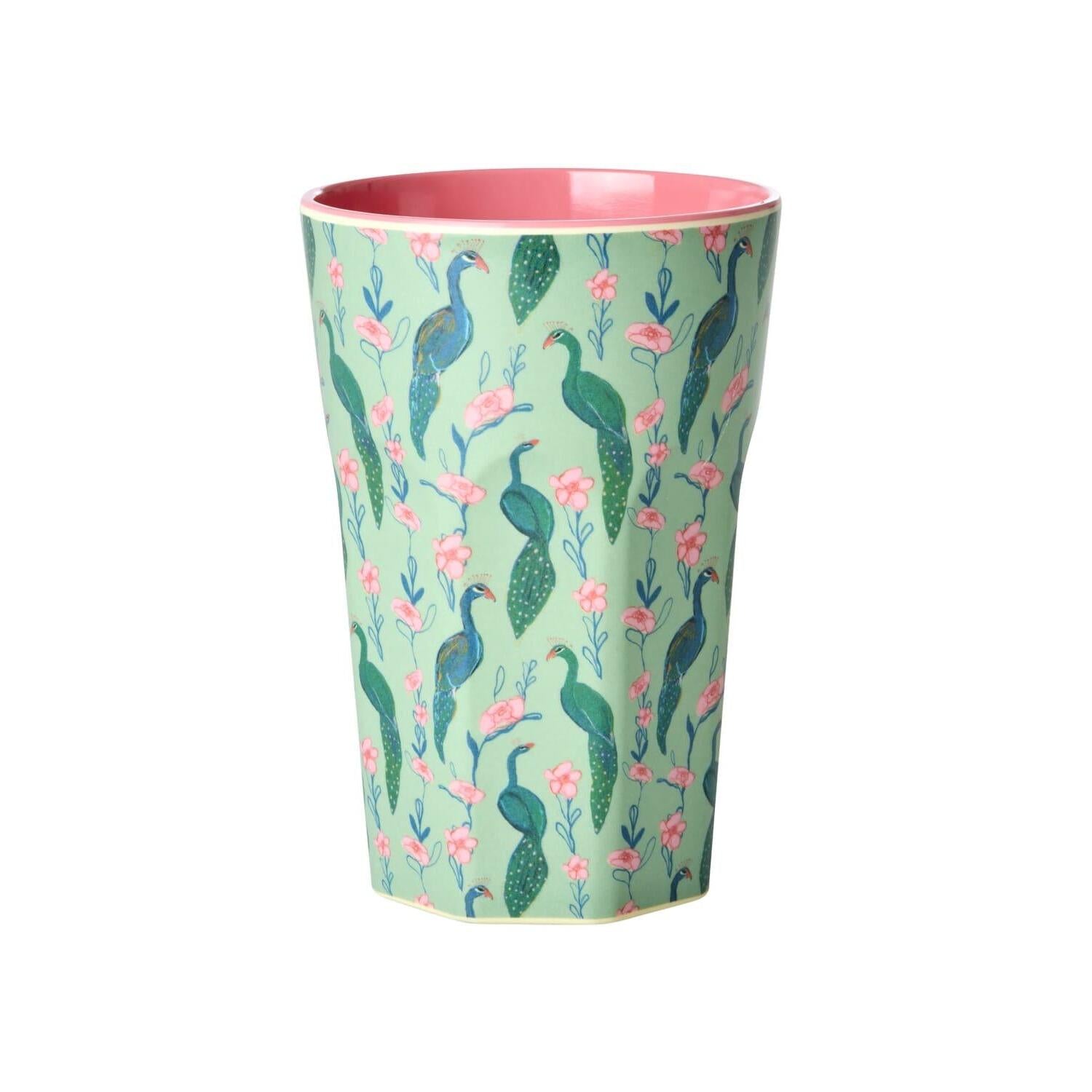 Melaminbecher mit türkis-bunten Pfau- und Blumenmuster, rosafarbener Rand