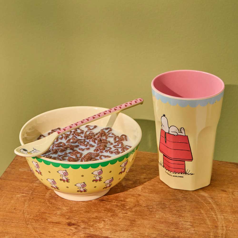 Melamin-Schale Snoopy (M) gelb mit Motiven; Löffel im Inneren, grüner Rand