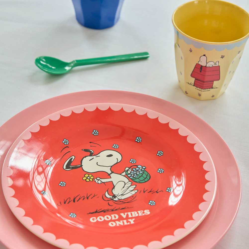 Roter Melamin-Dessertteller mit Snoopy-Motiv und verspieltem Rand