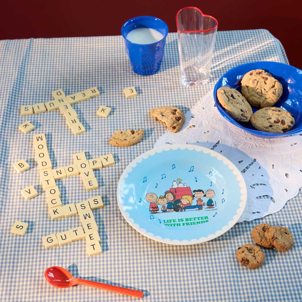 Blauer Melamin-Dessertteller (20 cm) mit Snoopy-Freunde-Illustration und Musterband.