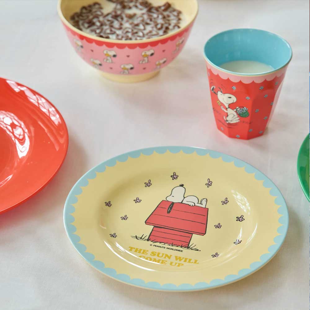 Melaminbecher rot mit Snoopy-Motiv und blauem Innenrand, seitliche Ansicht
