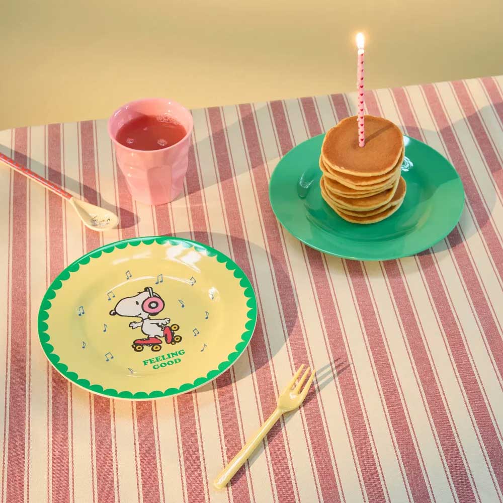 Gelber Melaminteller (20 cm) mit Snoopy-Motiv und grüner Randverzierung
