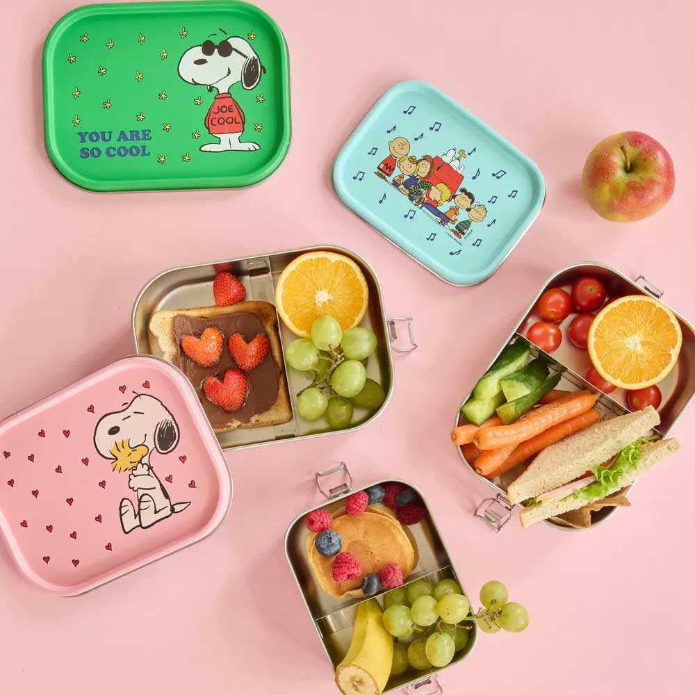 Rosa Lunchbox mit Snoopy-Herzmotiv, geöffneter Edelstahlbehälter und Snackfächer