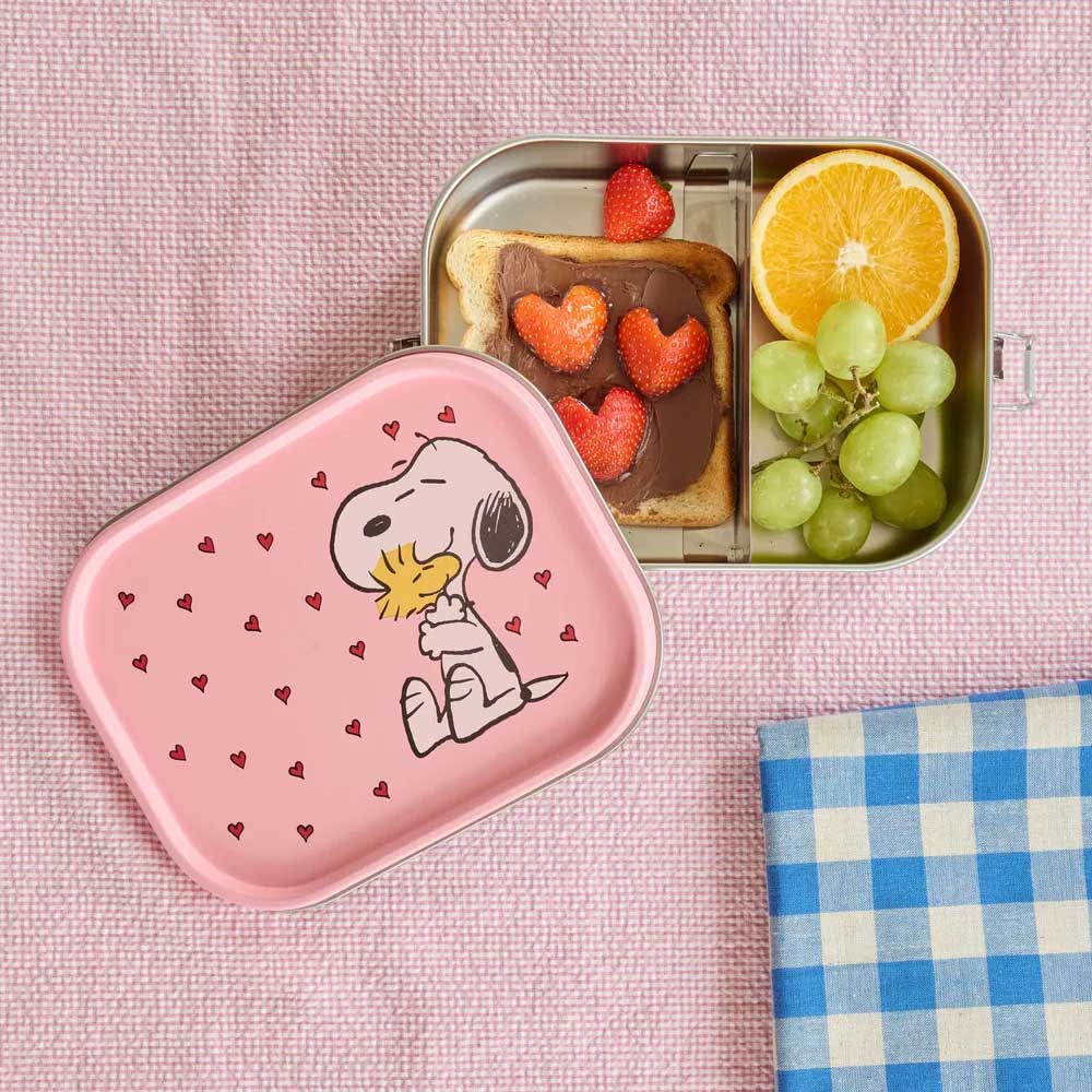 Rosa Lunchbox-Deckel mit Snoopy-Herzmotiv; geöffneter Edelstahlbehälter mit Fächern