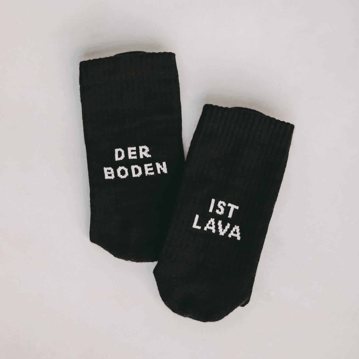 Socken "Der Boden ist Lava" (Schwarz)