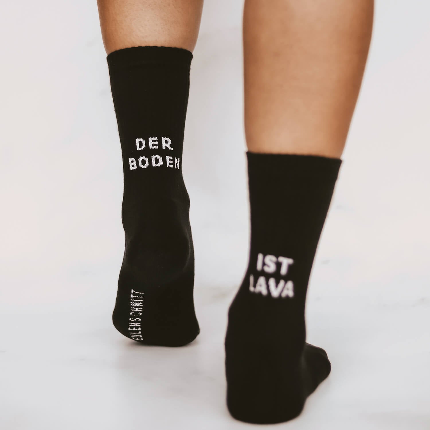 Socken "Der Boden ist Lava" (Schwarz)