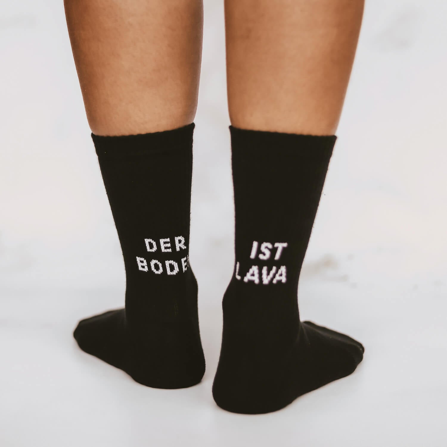 Socken "Der Boden ist Lava" (Schwarz)