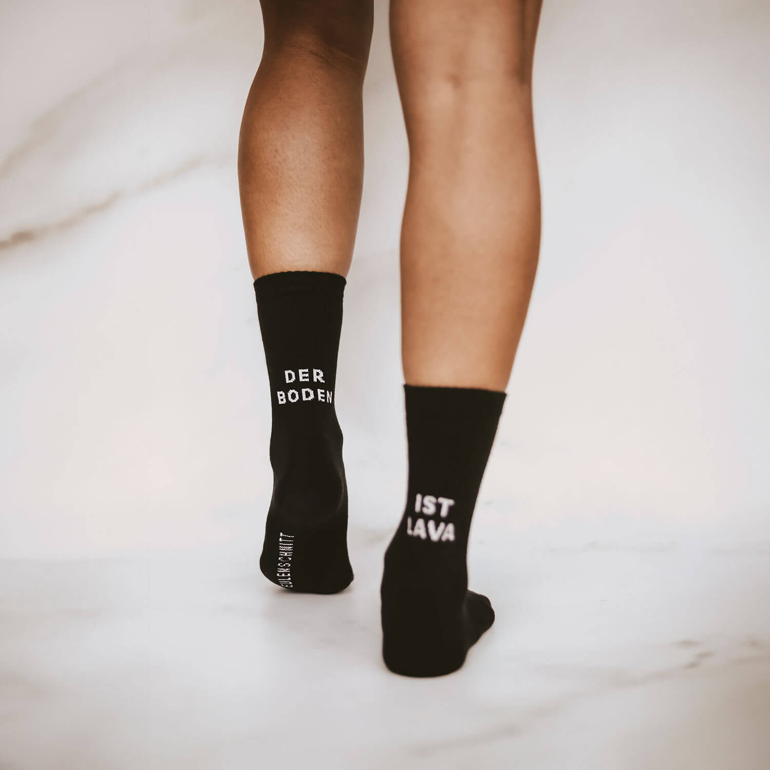 Socken "Der Boden ist Lava" (Schwarz)