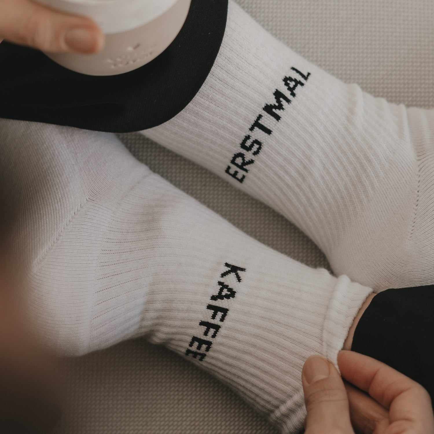 Socken "Erstmal Kaffee" (Weiß)