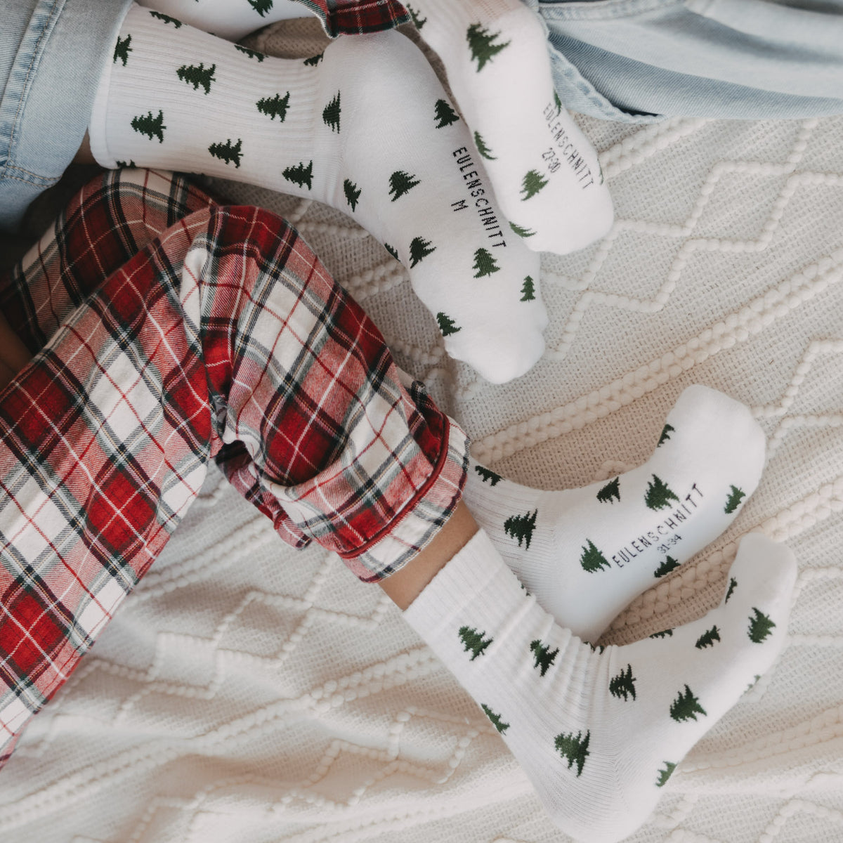 Weiße Socken mit Tannenprint, geripptes Bündchen, dezentes Detailmotiv