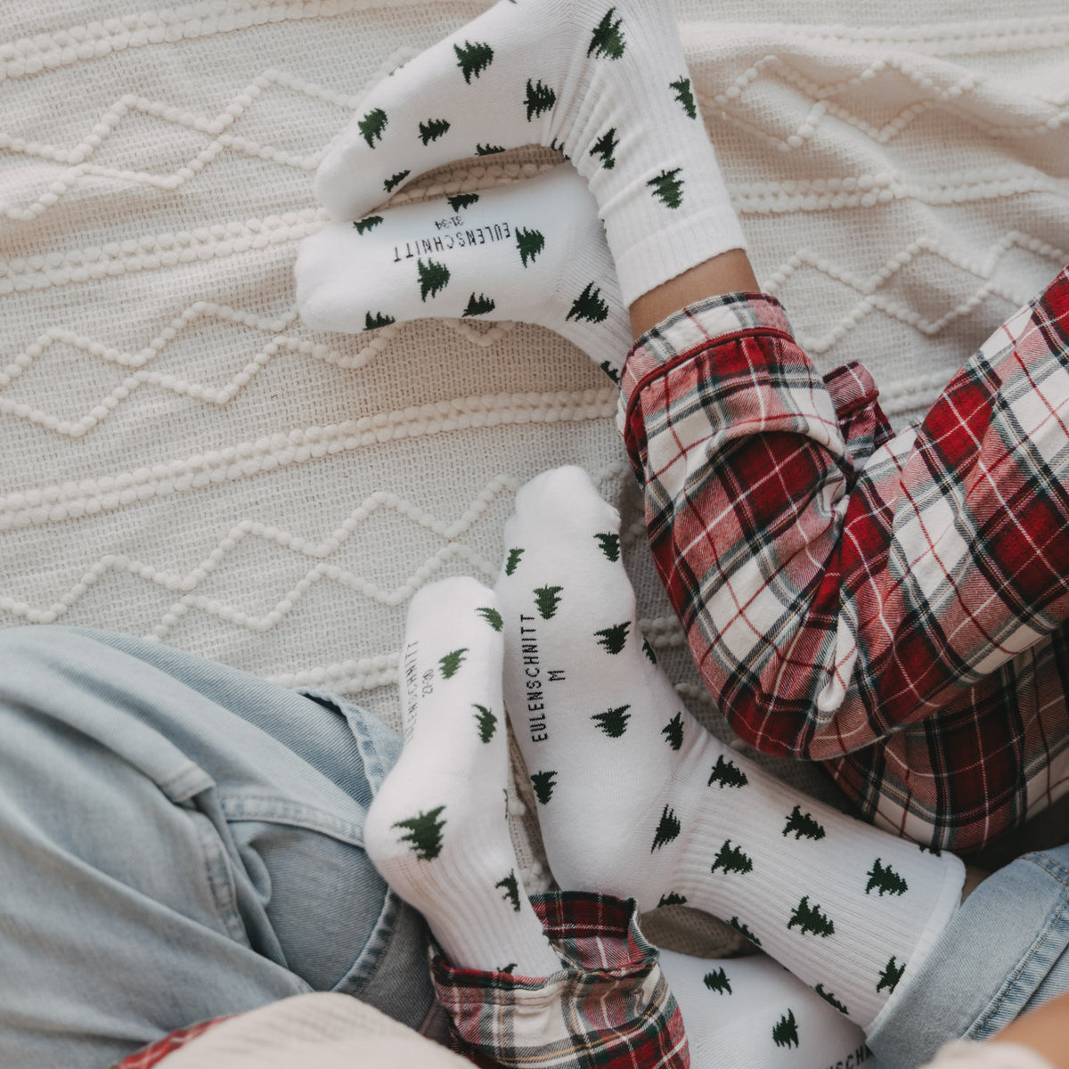 Weiße Socken mit Allover-Tannen, geripptem Bündchen, Detail am Schaft