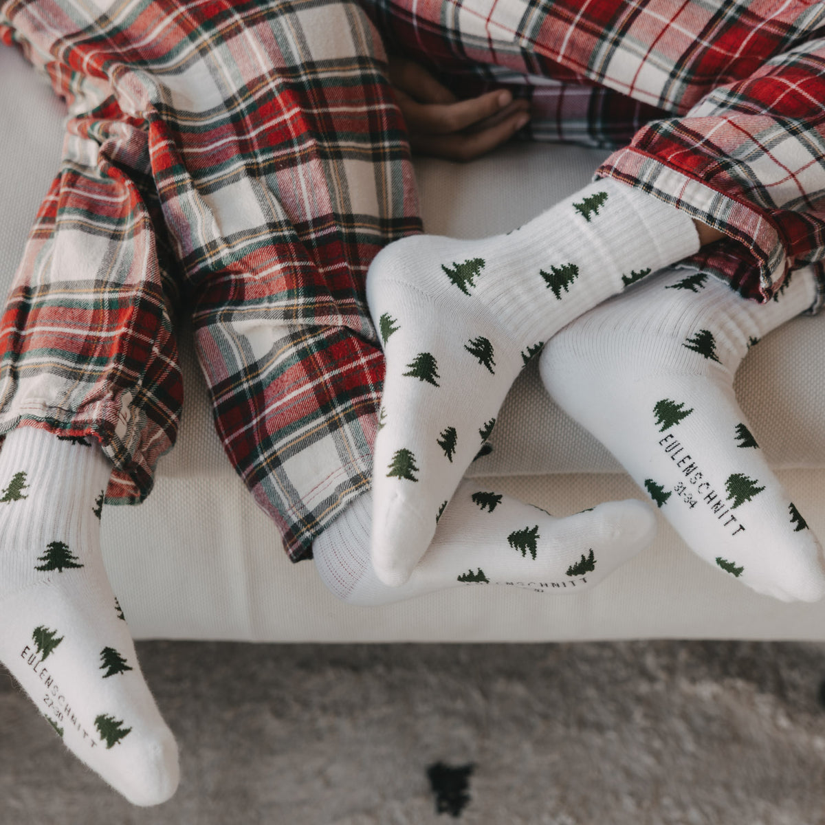 Kindersocken in Weiß mit grünem Tannen-Allovermuster, langer Schaft