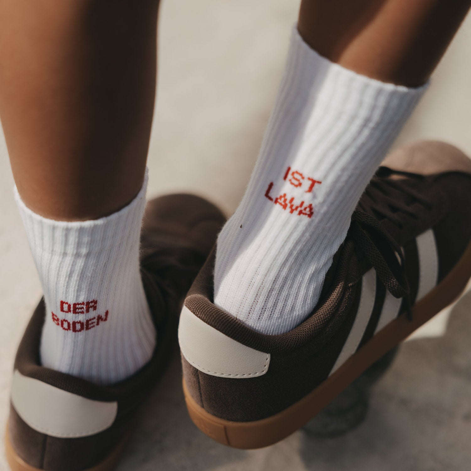Kids Socken "Der Boden ist Lava" (Weiß)