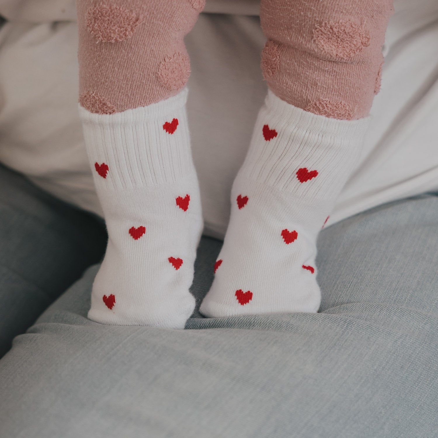 Weiße Babysocken mit roten Herzen, gerippter Schaft und weiches Bündchen