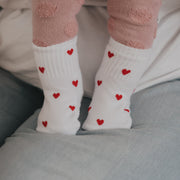 Weiße Babysocken mit roten Herzen, gerippter Schaft und weiches Bündchen