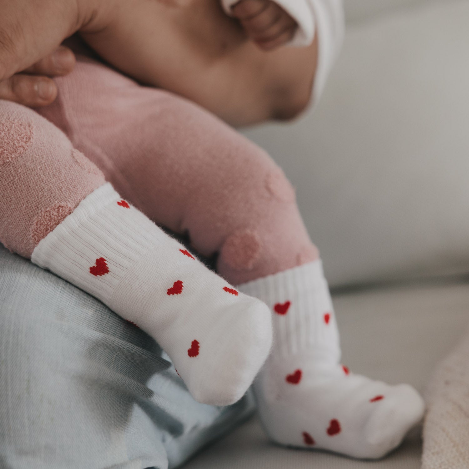 Weiße Babysocken mit roten Herzen, Zehenpartie und Ferse in Nahansicht