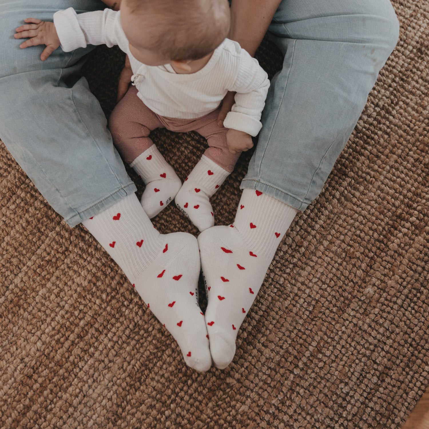 Weiße Babysocken mit roten Herzen, Blick auf die gesamte Fußpartie