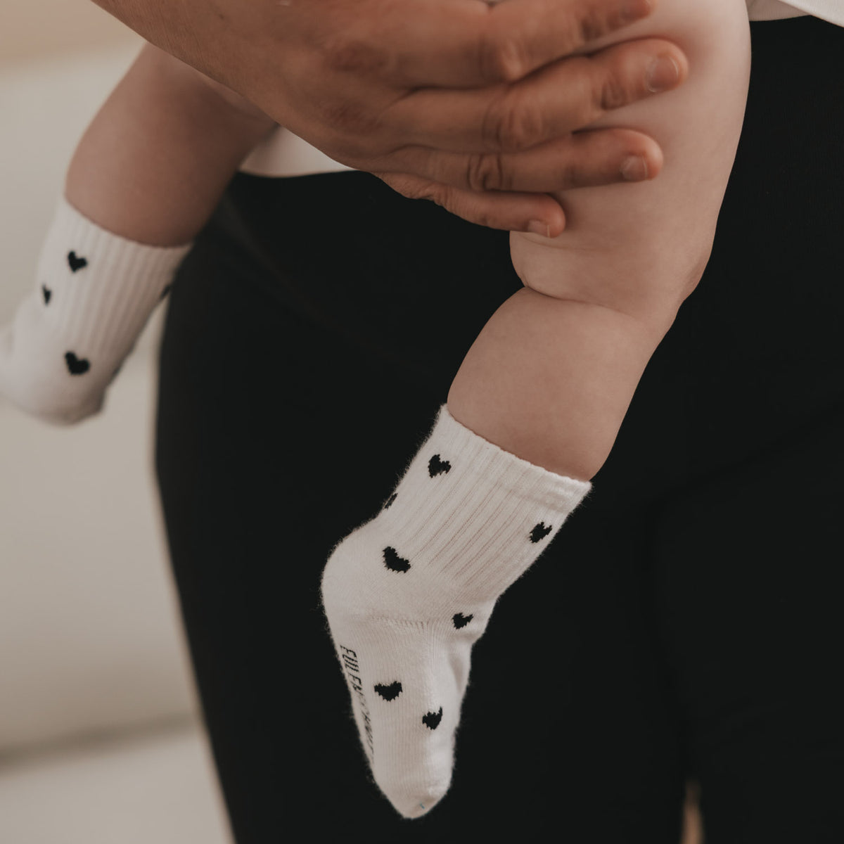 Babysocken "Allover Herzen" - Größe 16-18 (Schwarz)
