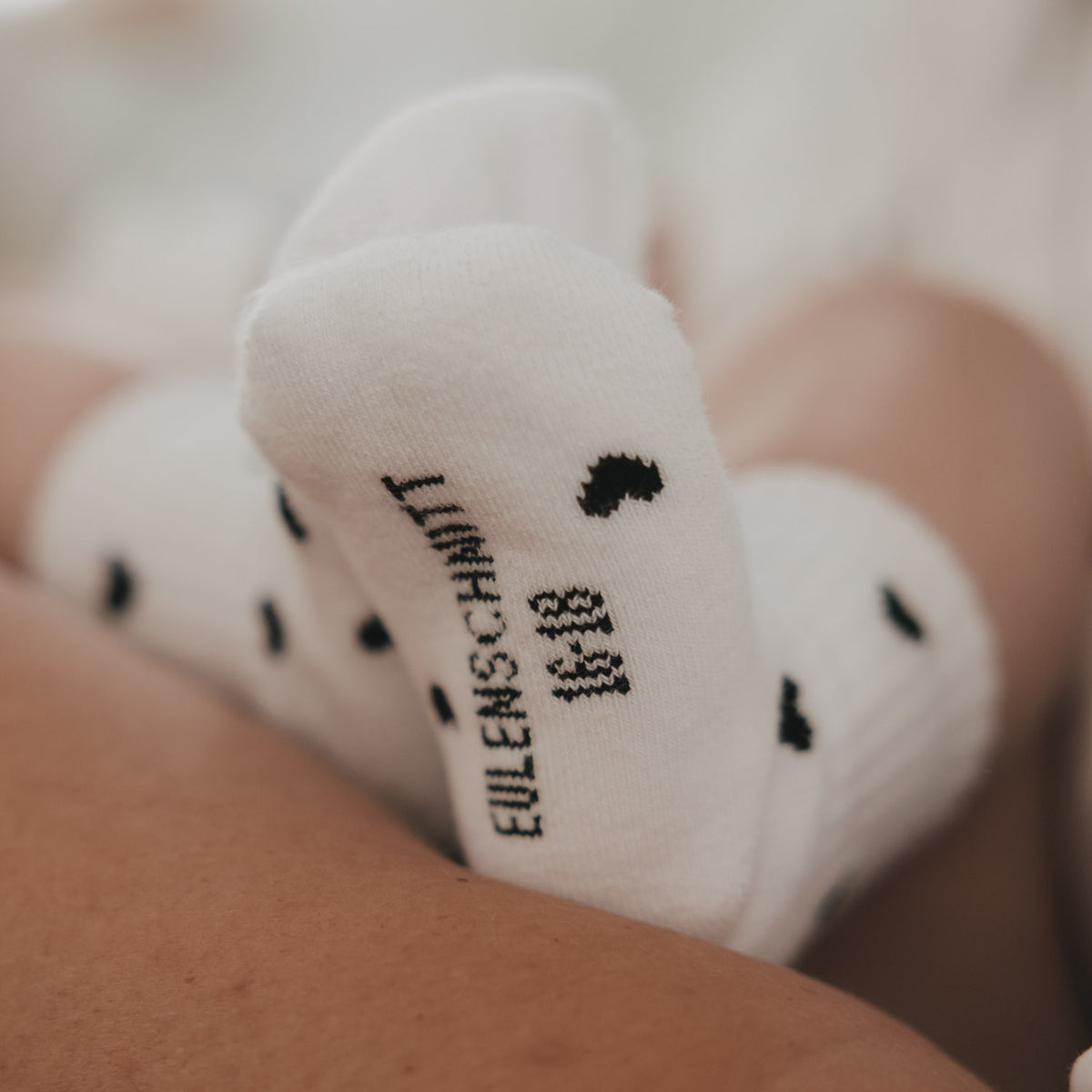 Babysocken "Allover Herzen" - Größe 16-18 (Schwarz)