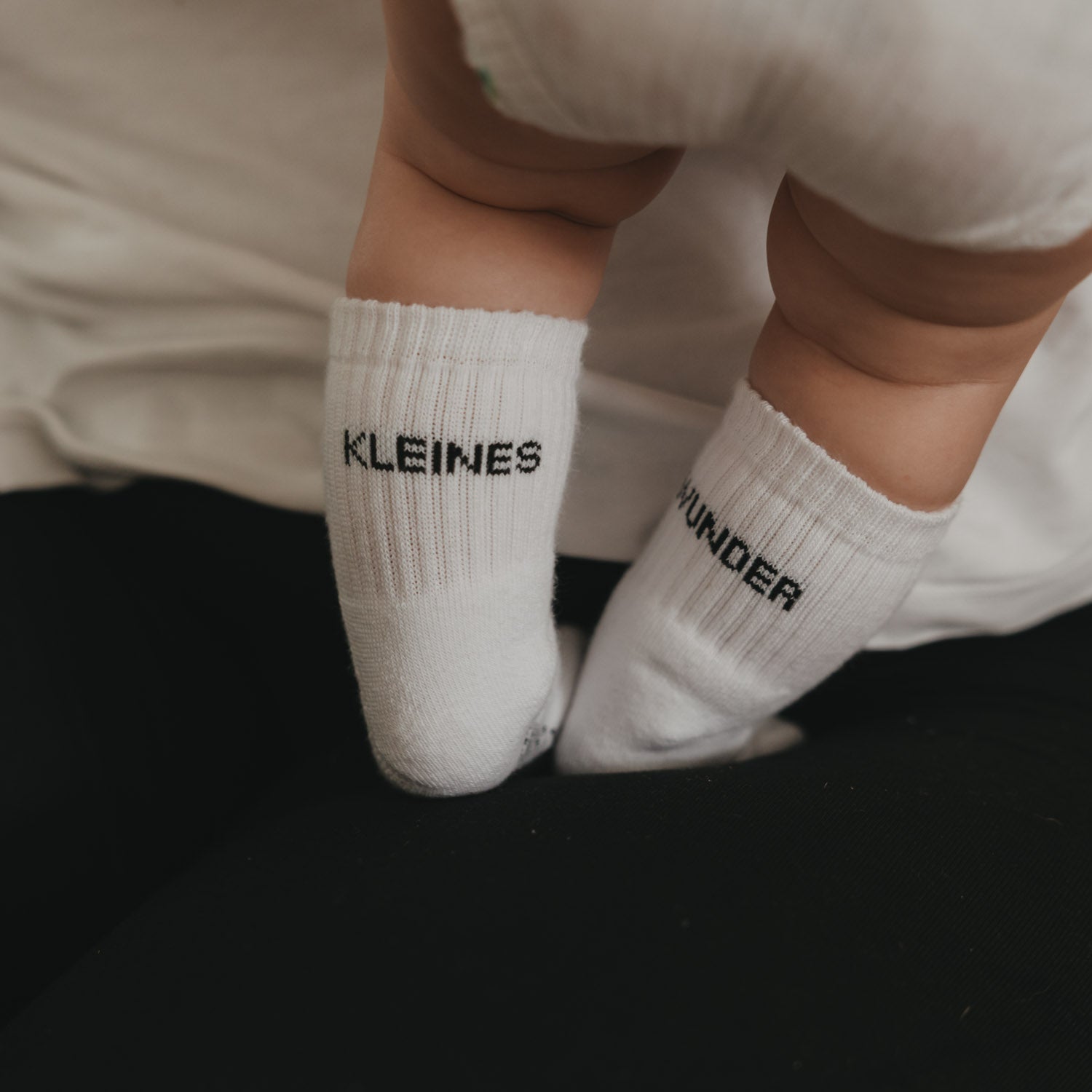 Weiße Babysocken mit Aufdruck „Kleines Wunder“ und geripptem Schaft