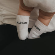 Weiße Babysocken mit Aufdruck „Kleines Wunder“ und geripptem Schaft