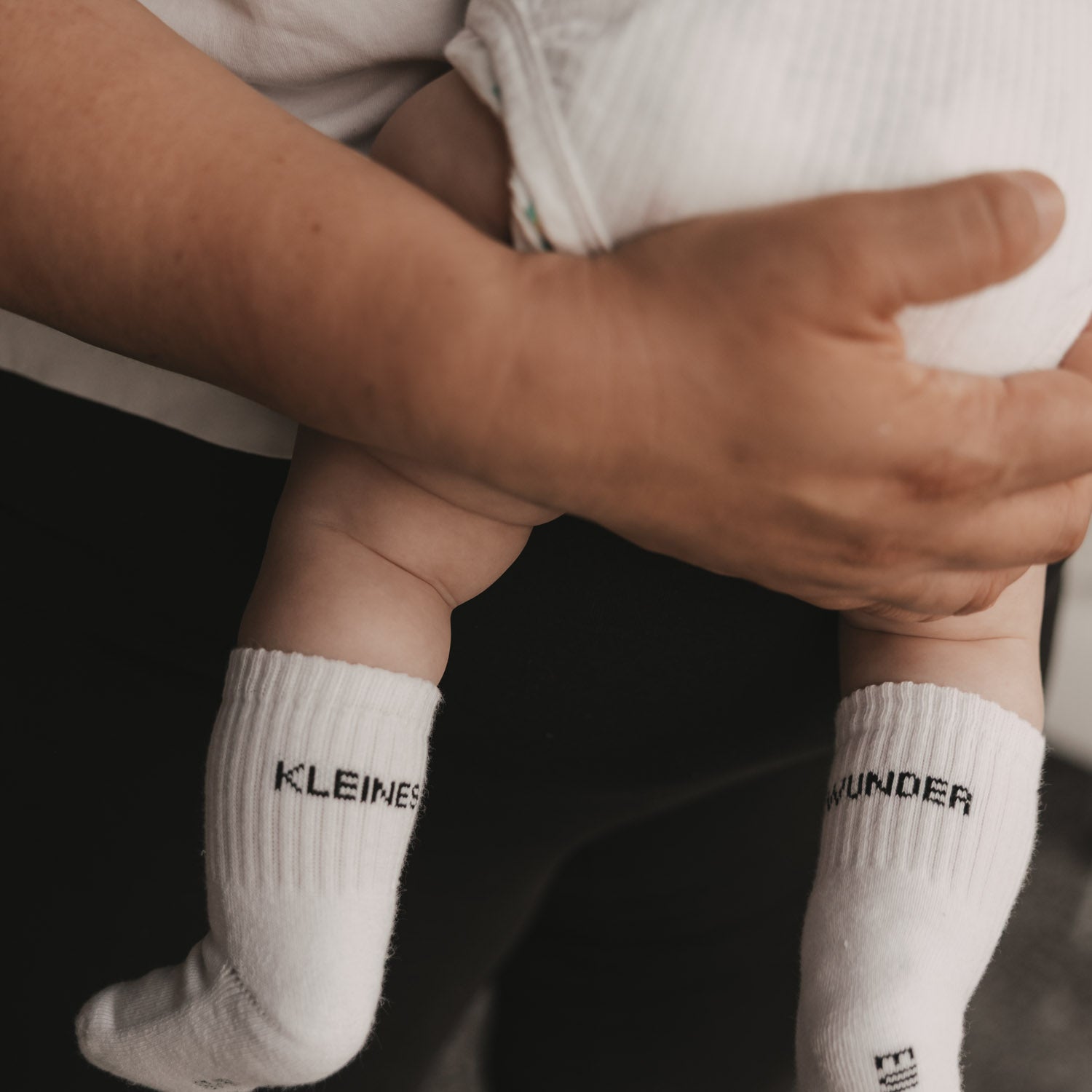 Weiße Babysocken mit Aufdruck am Bündchen, gerippt und bequem