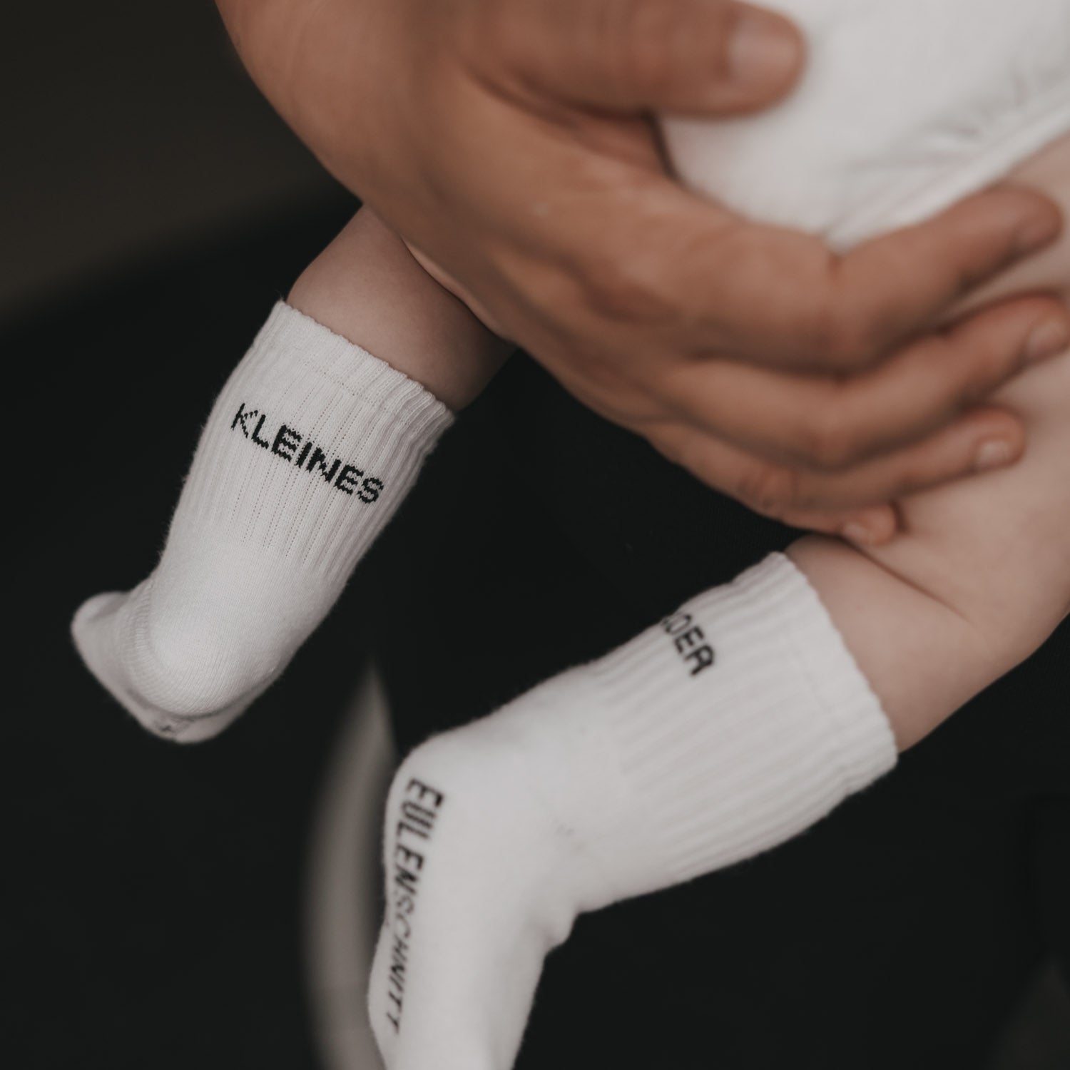 Weiße Babysocken mit Aufdruck „Kleines“ und „Wunder“ am Bündchen