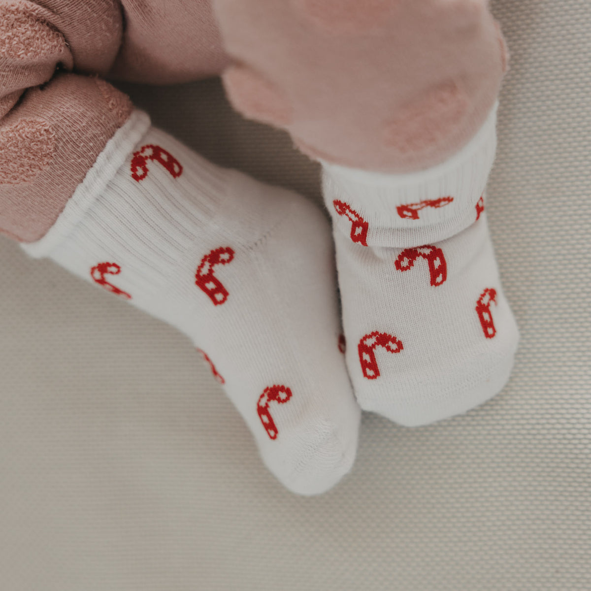 Babysocken in Weiß mit rotem Zuckerstangen-Muster, kurzer Bündchenabschluss