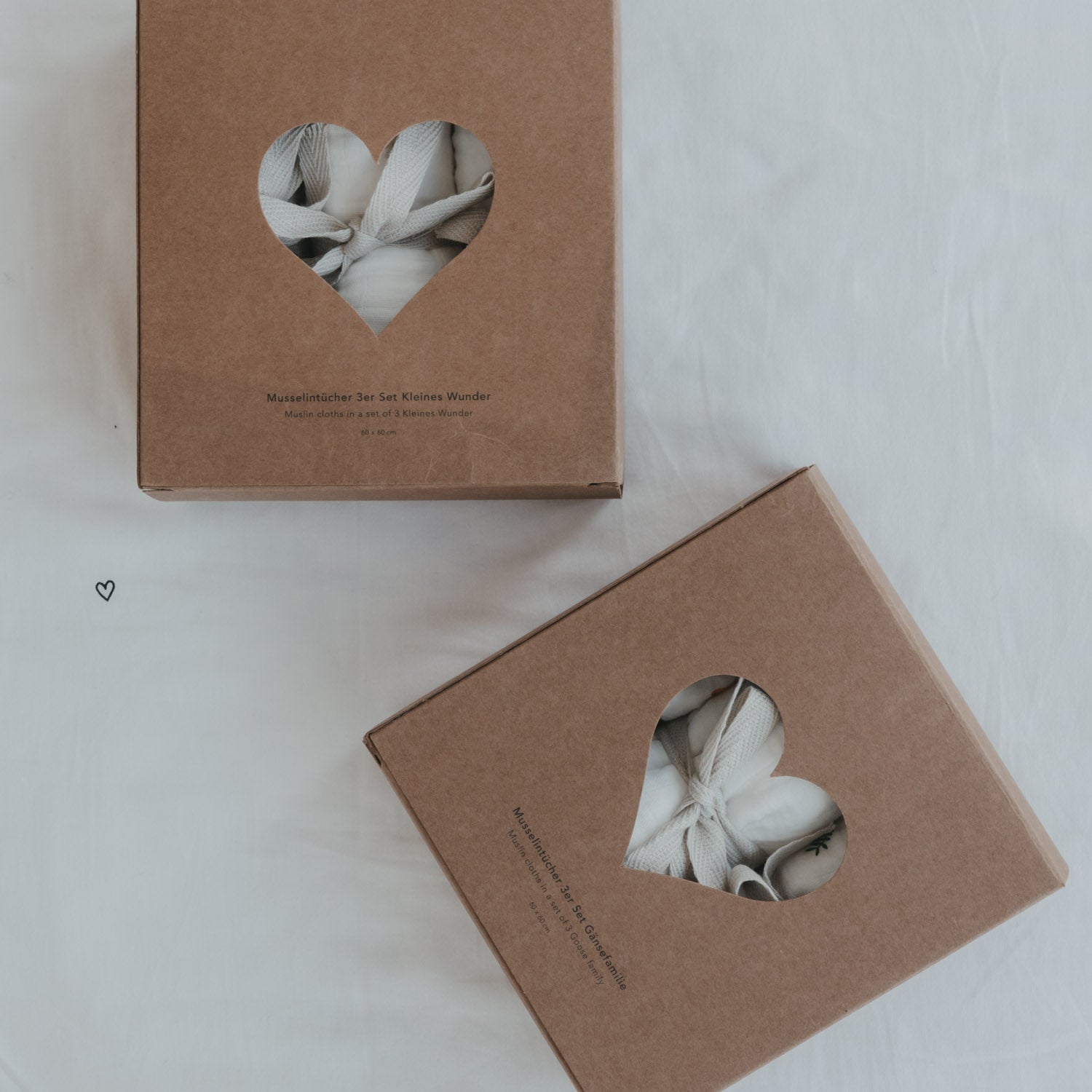 Spucktücher im 3er-Set in brauner Geschenkbox, Tücher sichtbar durch Herzöffnung
