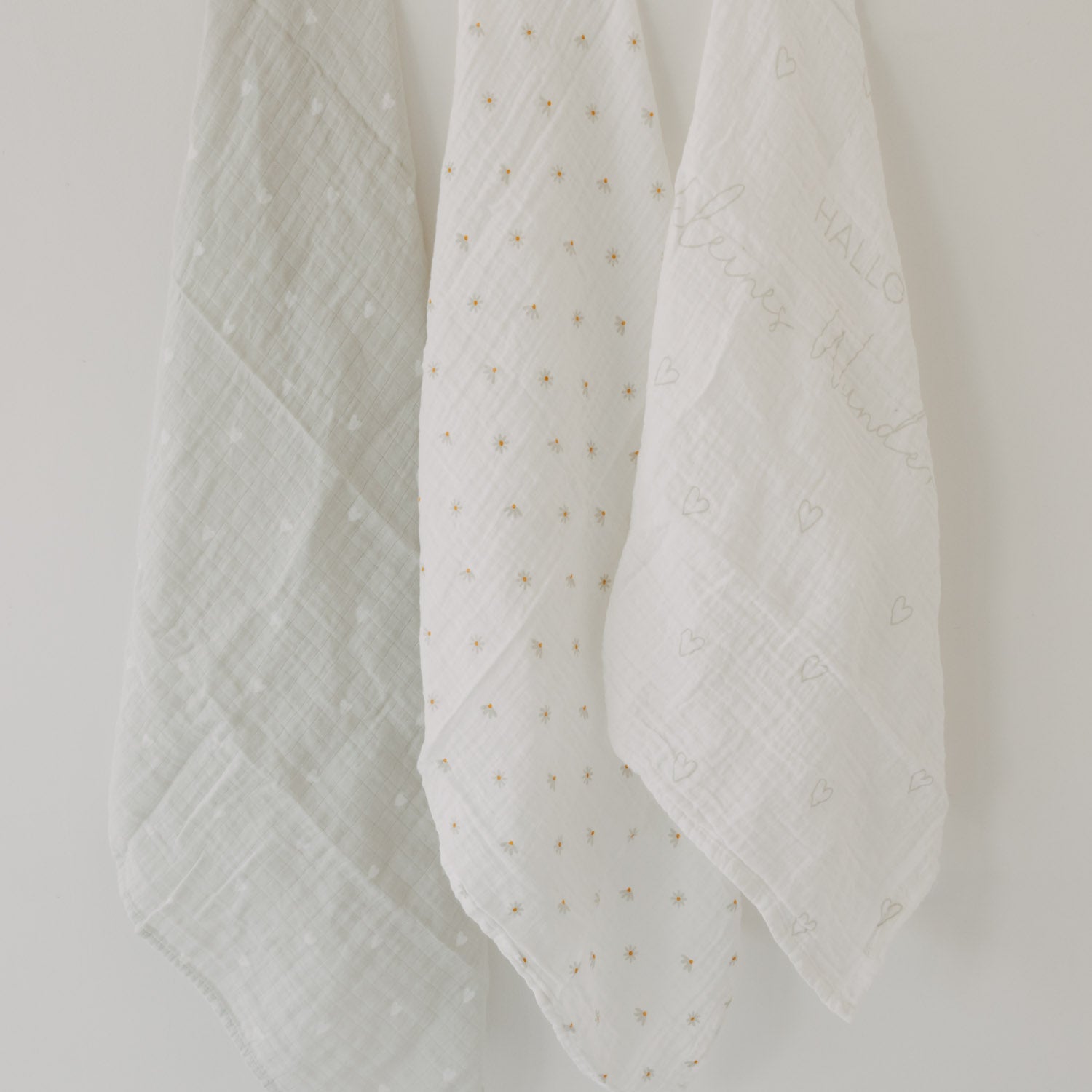 Spucktuch im 3er-Set: weißes Tuch mit feinem Allover-Muster