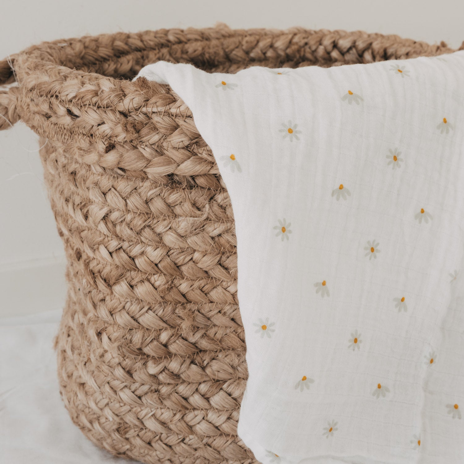 Spucktuch im 3er-Set: weißes Tuch mit kleinen Gänseblümchen-Motiven