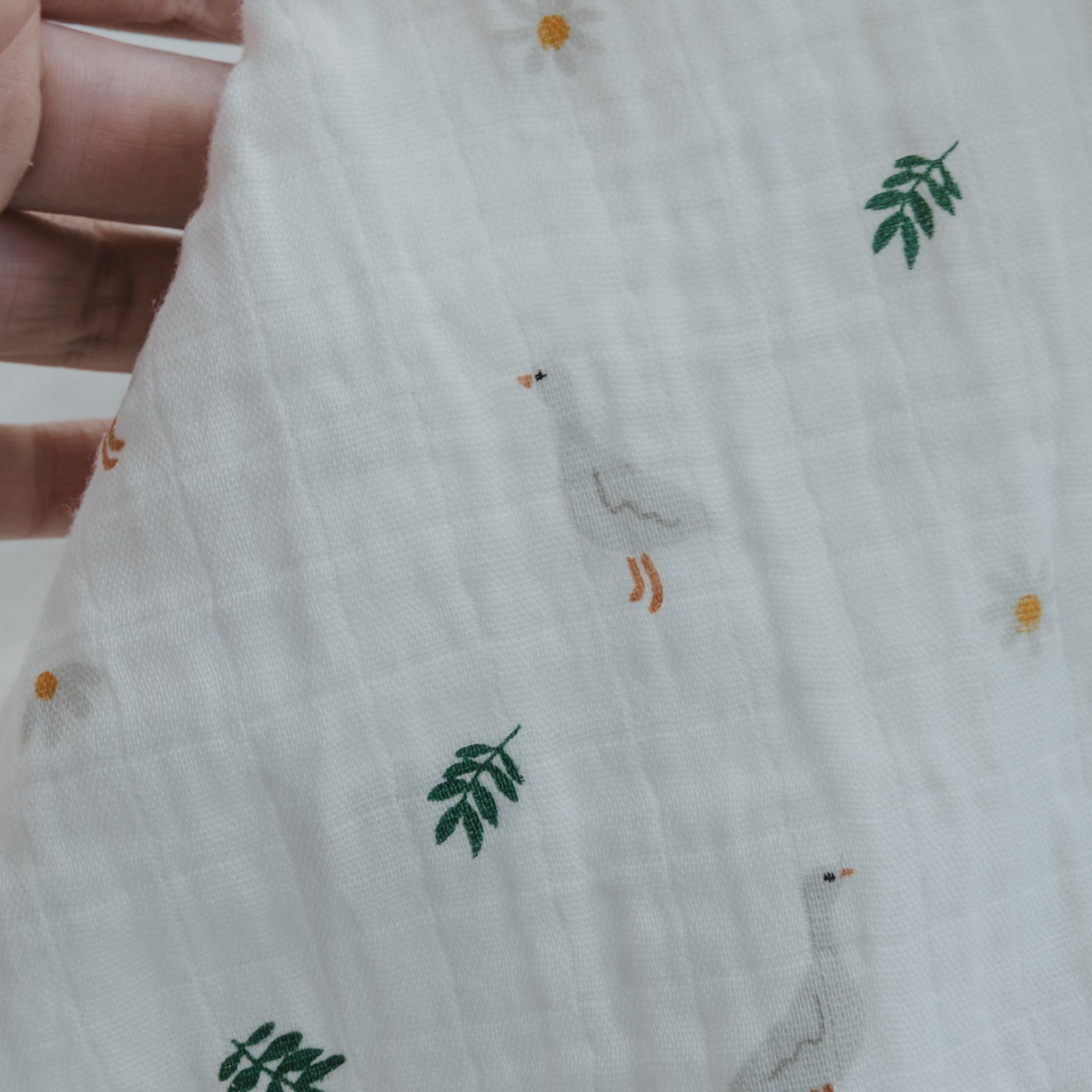 Spucktuch aus weißem Musselin mit Gänsemotiv, kleinen Blumen und Pflanzen, Detailansicht
