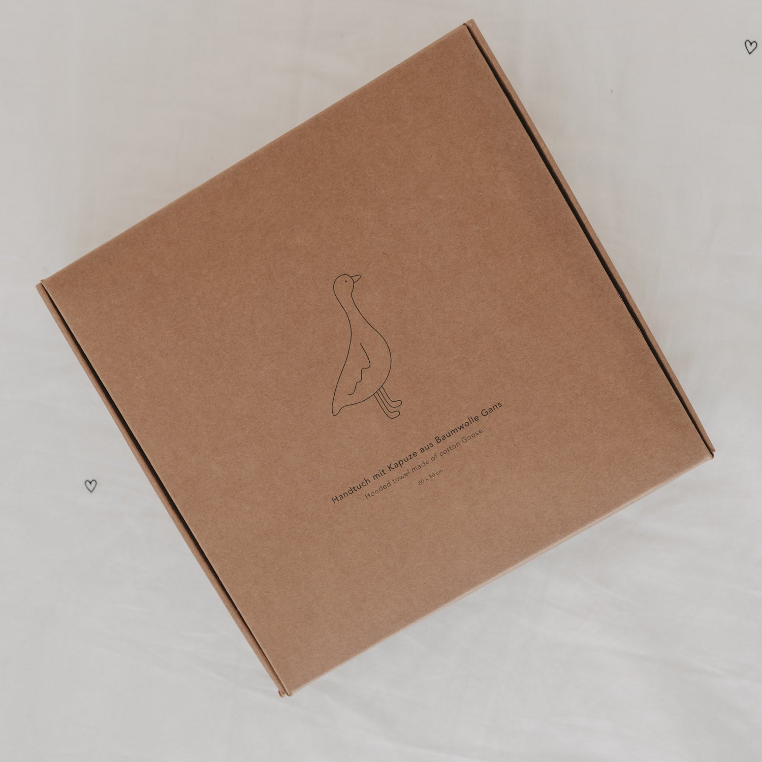 Geschenkbox aus Pappe mit Gans-Silhouette und gedrucktem Schriftzug