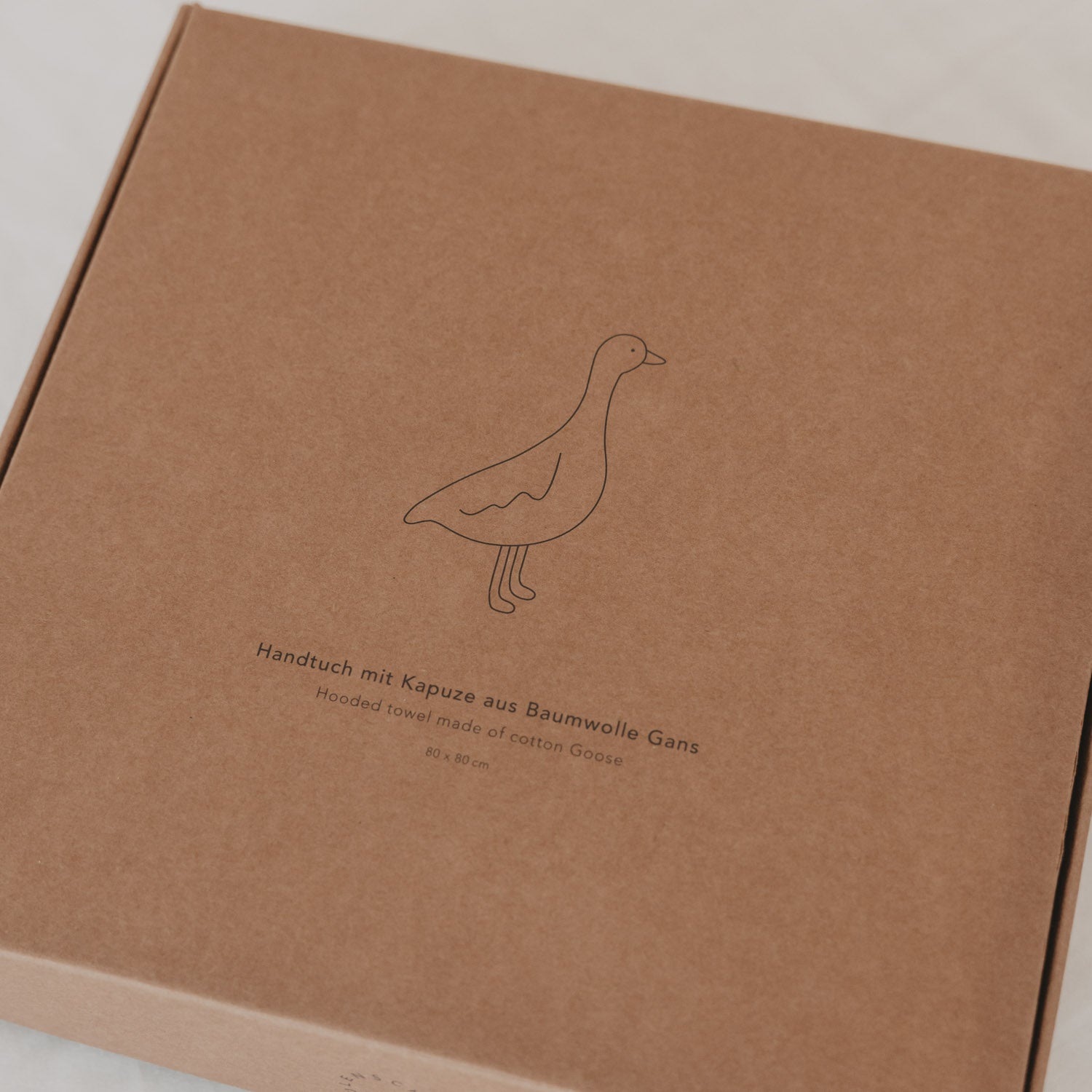 Geschenkbox, brauner Karton mit Gans-Silhouette und kleinem Schriftzug