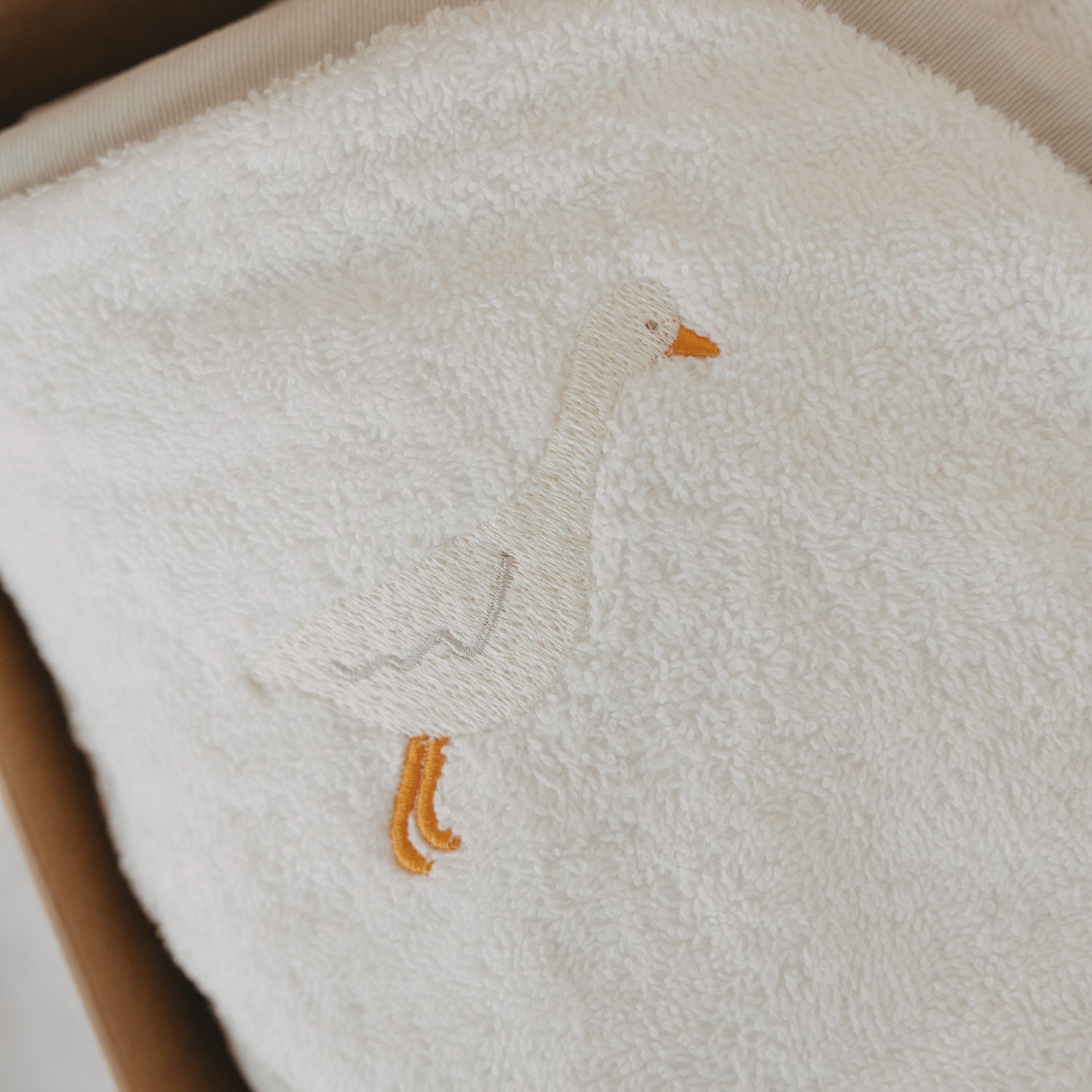 Kapuzenhandtuch, weißes Frottee mit Gansstickerei und orangefarbenem Schnabel