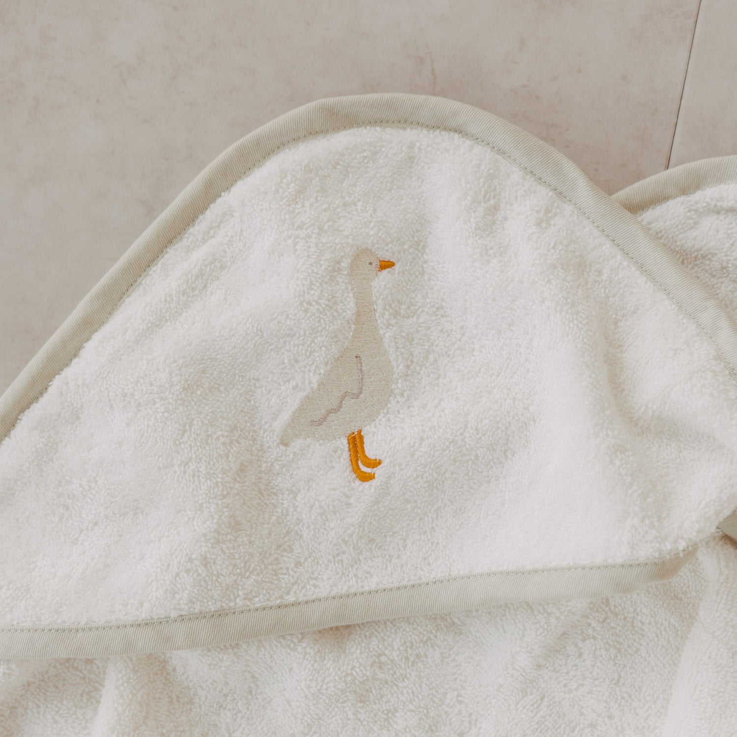 Kapuzenhandtuch, weiß mit bestickter Gans und orangen Akzenten
