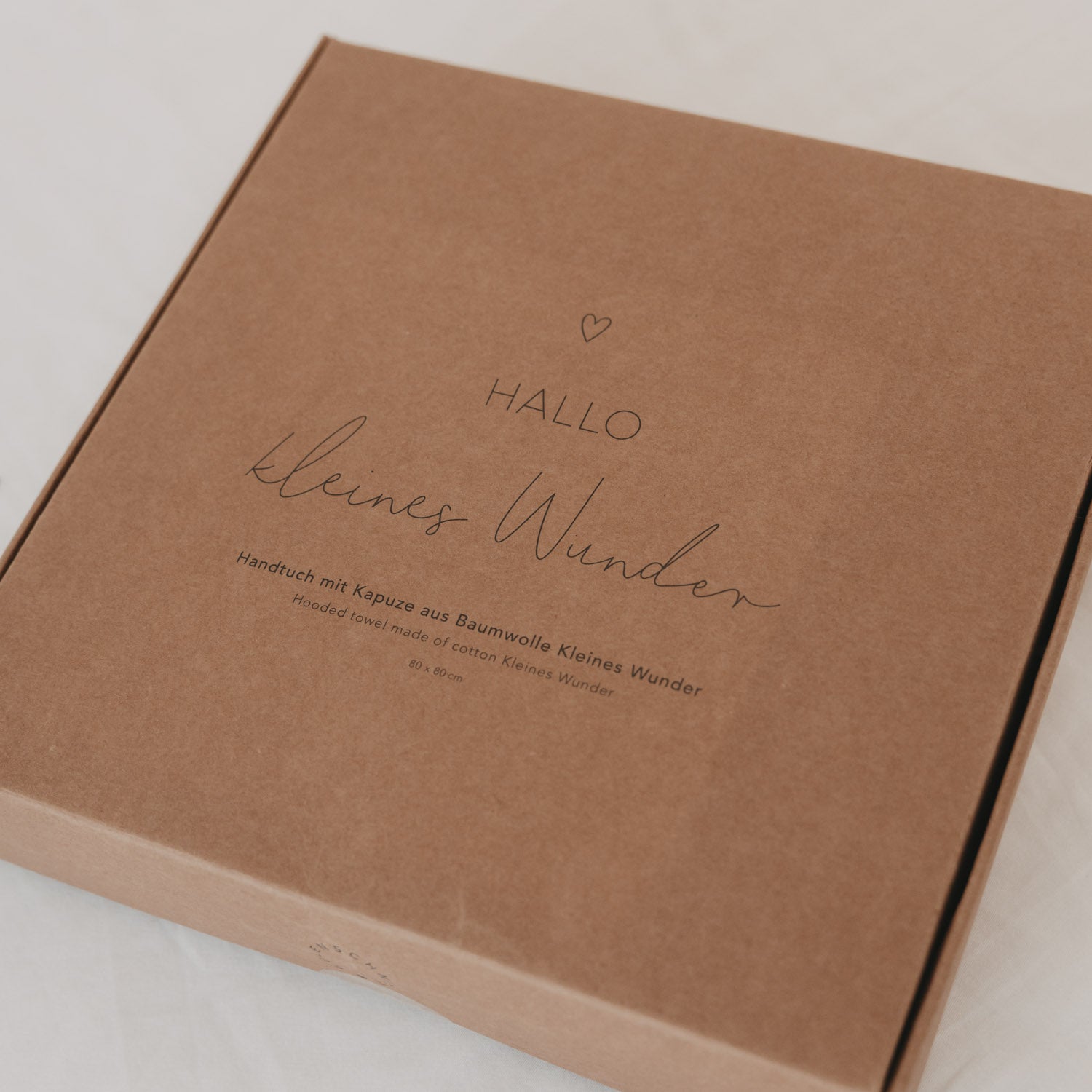 Karton-Geschenkbox mit Schriftzug „HALLO“ und „Kleines Wunder“