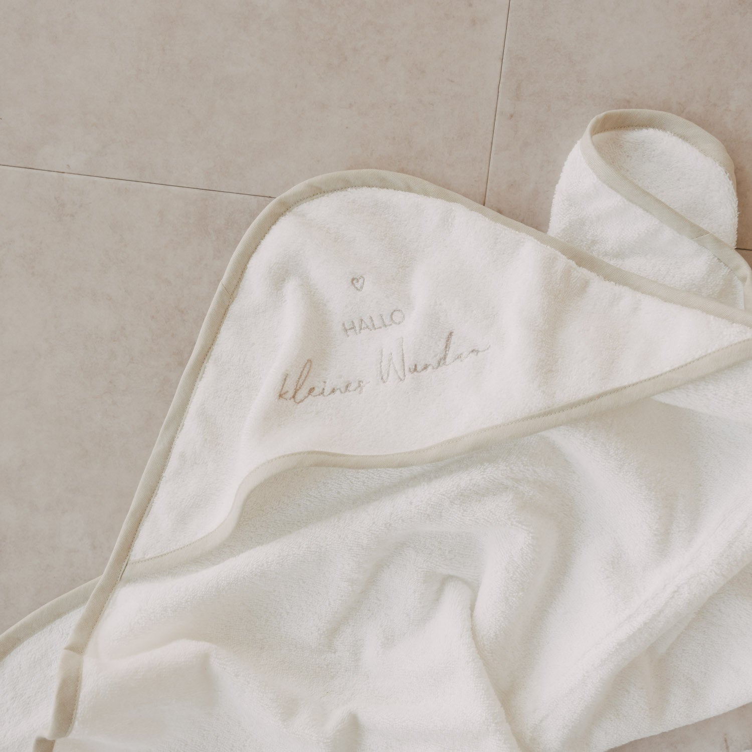 Baby-Handtuch mit Kapuze, weiß, Schriftzug „HALLO Kleines Wunder“