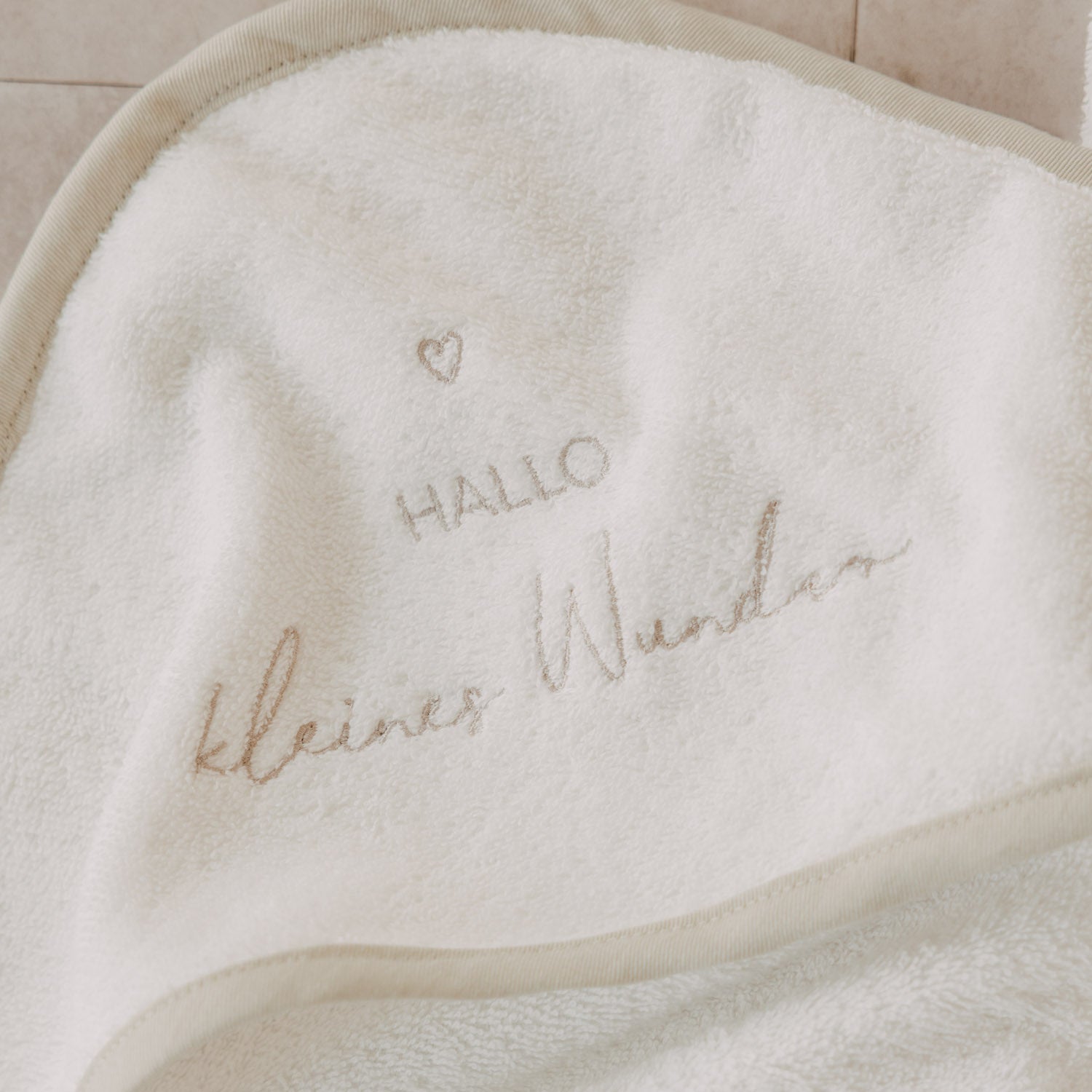 Baby-Handtuch mit Kapuze, weiß, Stickerei „HALLO“ und „Kleines Wunder“