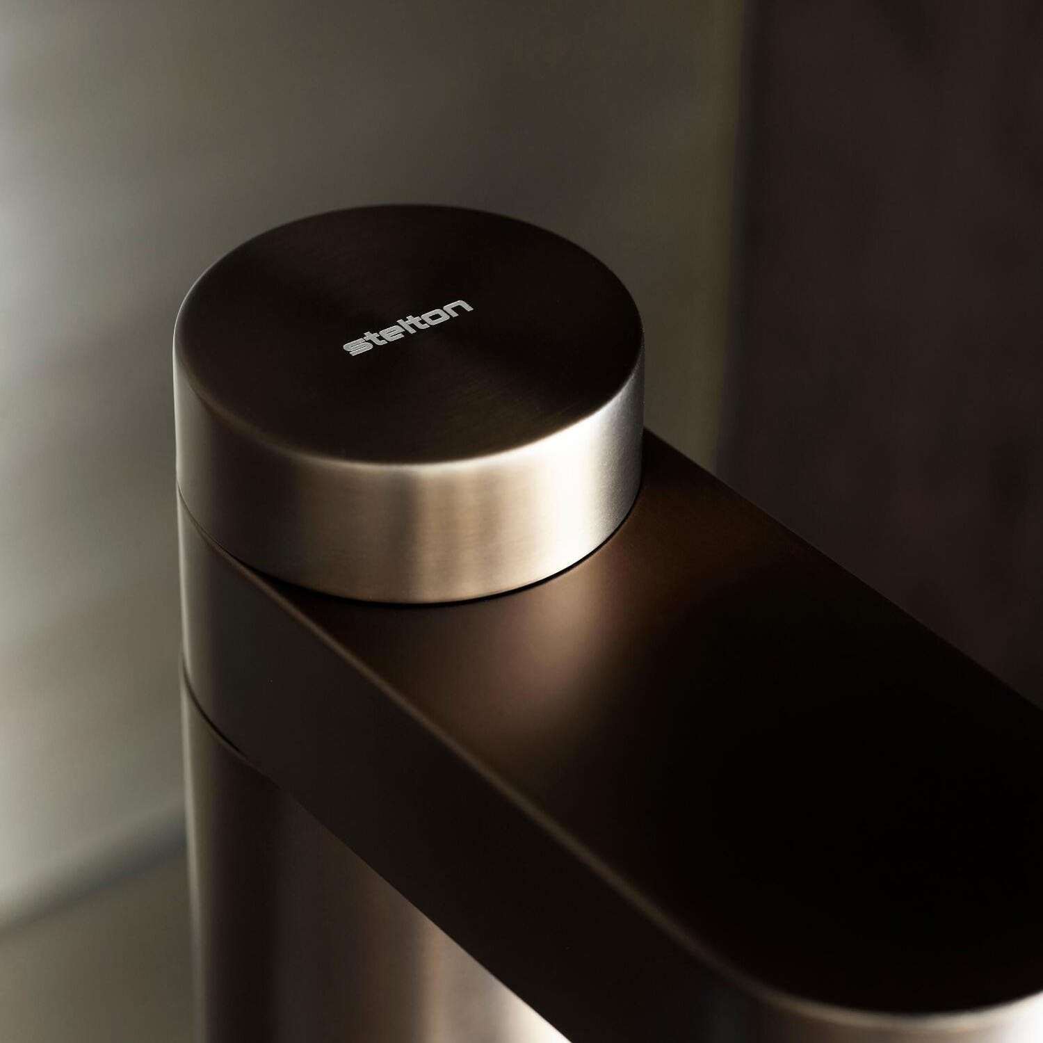 Wassersprudler mit rundem Metall-Deckel und seitlichem Auslauf, Detailansicht