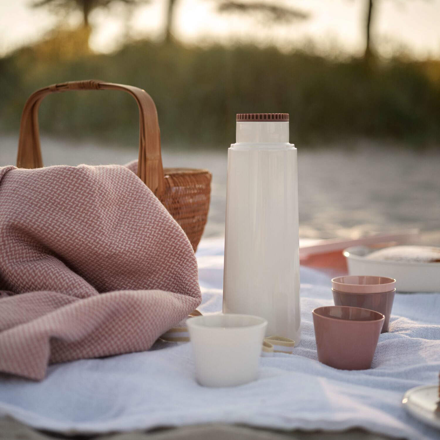 Isolierflasche mit 4 Tassen "PICNIC" - 9x33 cm (Rosa/Weiß)