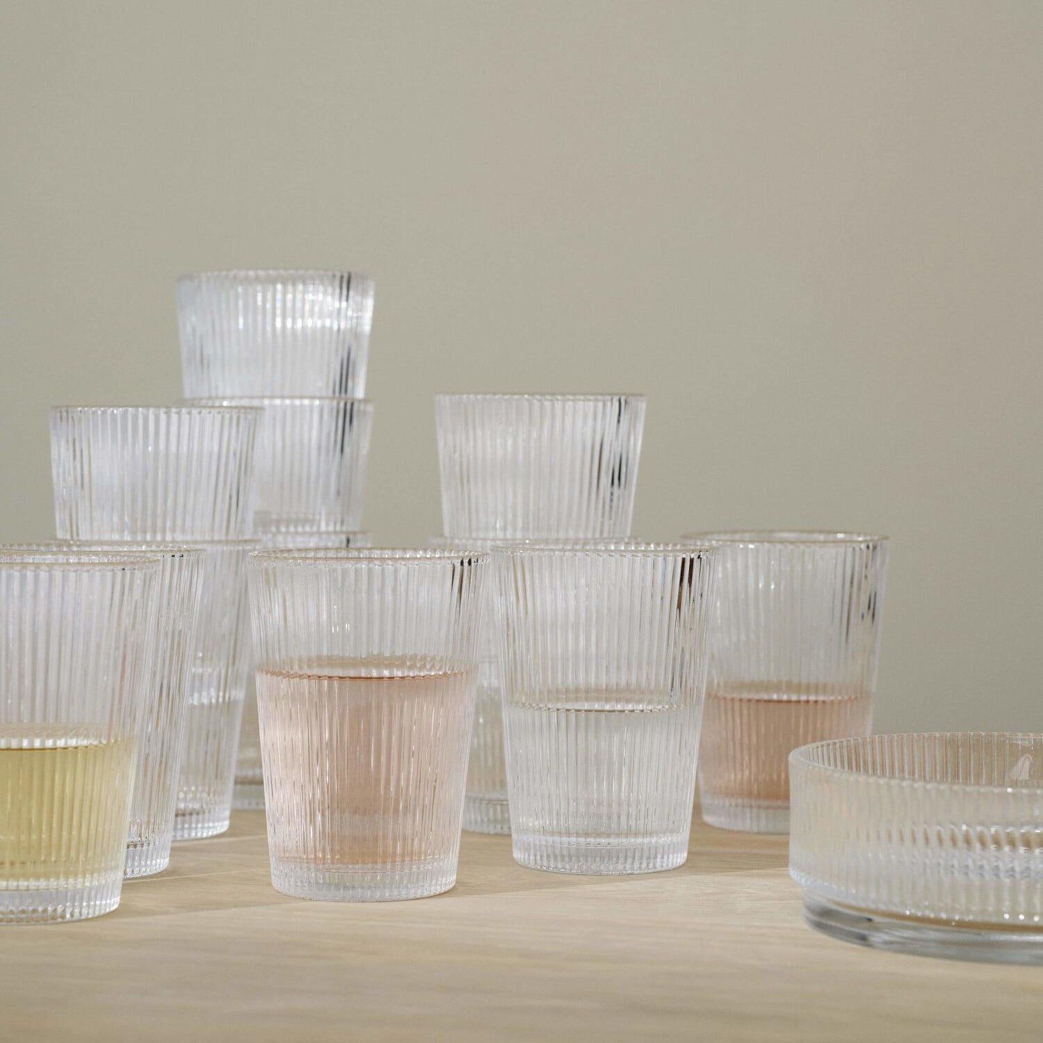 Transparente geriffelte Longdrinkgläser in Gruppe, zylindrische Form