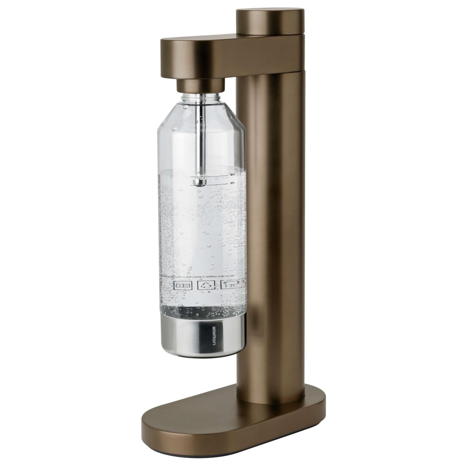 Wassersprudler mit mattbraunem Metallgehäuse und Glasflasche mit Sprudelaufsatz