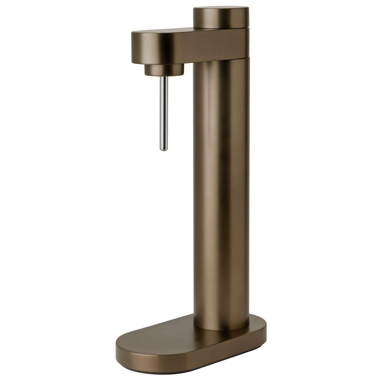 Wassersprudler mit langem Standfuß und Metall-Sprudelkopf, seitliche Ansicht