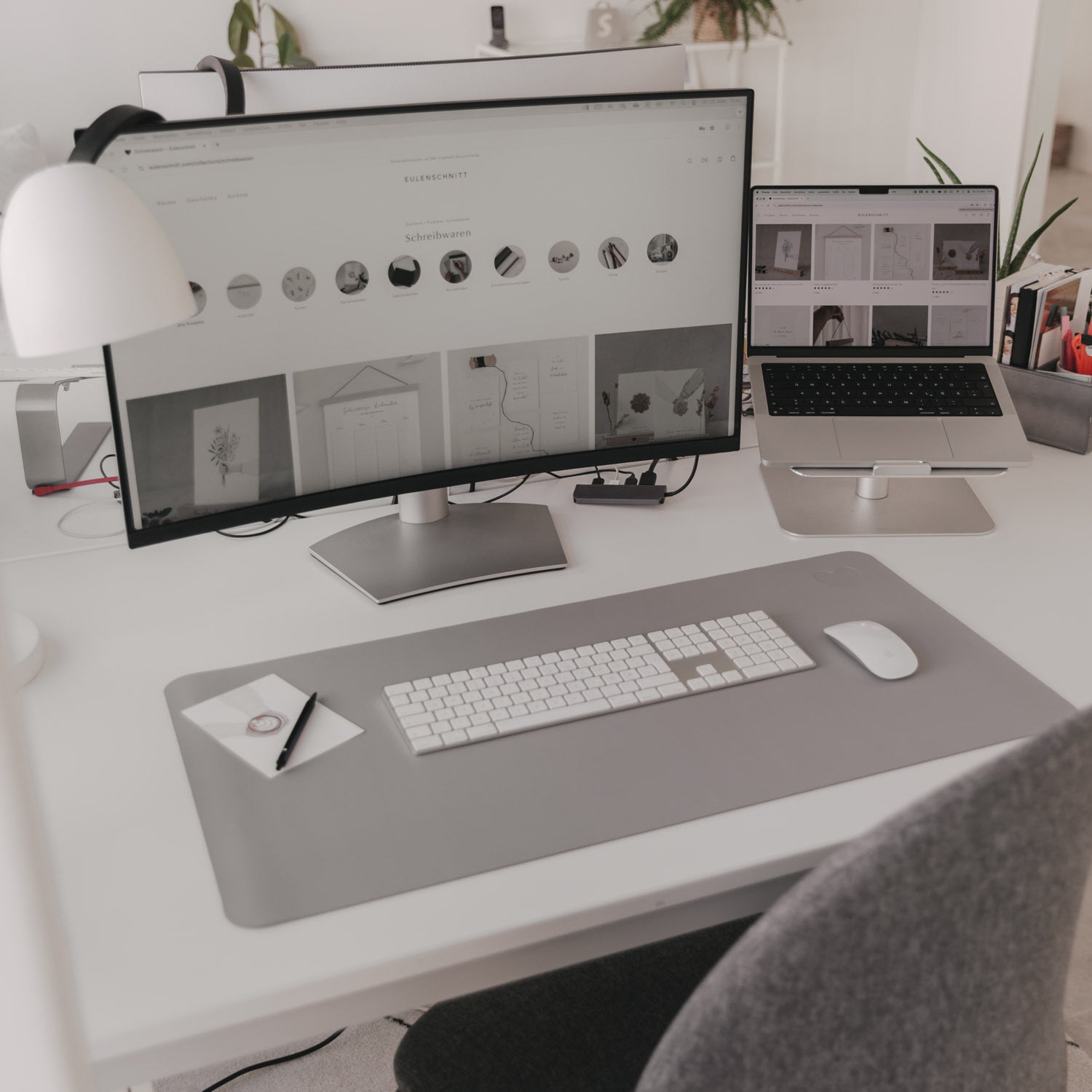Graue Schreibtischunterlage mit Tastatur und Maus, rechteckig
